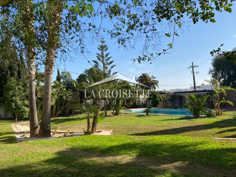 Villa de maitre S+6 à La Soukra